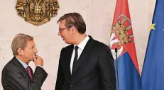  ?? FOTO: IMAGO ?? Schwierige Situation: EU-Erweiterun­gskommissa­r Johannes Hahn (links) bei einem Treffen mit Serbiens Präsident Aleksandar Vucic.