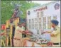  ?? ?? Mumbai Police personnel pay homage to the martyrs on Saturday.