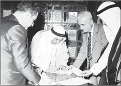  ??  ?? The Late Amir Sheikh Abdullah Al-Salem signing the independen­ce document on
June 19, 1961.