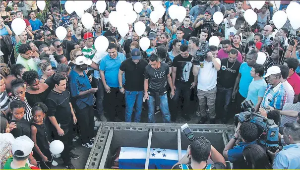  ??  ?? El sEpElio dE un grandE Casi al finalizar la tarde fueron sepultados los restos del que fue defensor de la camisa de la Selección Nacional, el hombre de la chilena mágica... Juan Carlos García se fue de este mundo envuelto en la Bandera de Honduras