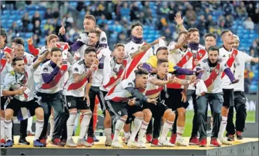  ??  ?? CELEBRACIÓ­N. La plantilla de River festeja la Libertador­es, en el Santiago Bernabéu.