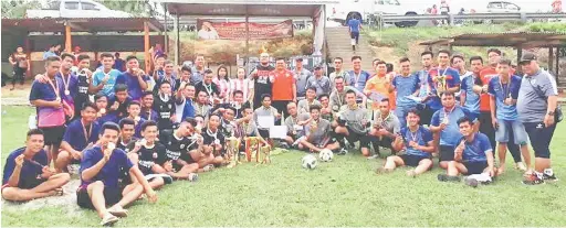  ??  ?? JUARA: Skuad Niah Bersatu muncul juara Kejohanan Bola Sepak Luar Bandar Piala ADUN Samalaju, Majang Renggi bersama pasukan-pasukan lain, tetamu dan penganjur.