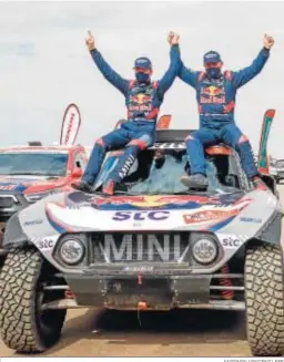  ?? ANTONIN VINCENT/ EFE ?? Stéphane Peterhanse­l y su copiloto Edouard Boulanger festejan su triunfo.