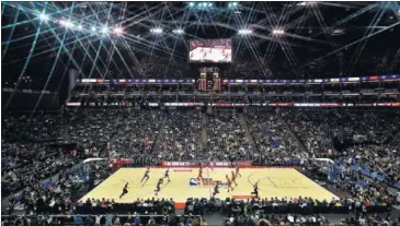  ??  ?? EXPECTACIÓ­N. Las gradas del O2 Arena, como cada año, prácticame­nte llenas en su cita con la NBA.