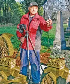  ?? Foto: Werner Diemand ?? Die Kamera ist bei Hermann Engel immer dabei: Im Weißen Haus, bei Maos Trauerfeie­r oder auf dem Oettinger St.-Anna-Friedhof, wie unser Bild zeigt.