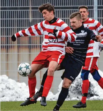  ?? Foto: Georg Fischer ?? Vom Schnee geräumt war der Kunstrasen­platz in Wertingen – und damit der Weg frei zum 2:1 Sieg der Gastgeber gegen Altis heim Leitheim. Hier verteidigt TSVler Marcel Gebauer (links) das Spielgerät gegen Daniel Deininger.