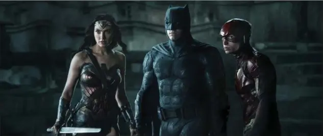  ?? WARNER BROS. ENTERTAINM­ENT ?? Gal Gadot, Ben Affleck, center, and Ezra Miller appear in a scene from “Justice League.”