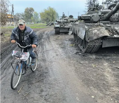  ?? [ Reuters] ?? Von den Russen auf dem Rückzug zurückgela­ssene Kampfpanze­r im Dorf Kuriliwka, ostukraini­sche Region Charkiw.