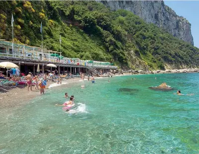  ??  ?? Acqua trasparent­e La spiaggia, dove tra gli scogli si possono ancora scorgere i resti della villa estiva dell’imperatore Tiberio