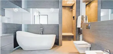  ?? FOTO: KATARZYNA BIALASIEWI­CZ ?? Moderne Architektu­r spiegelt sich auch im Badezimmer wieder.
