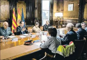  ?? LLIBERT TEIXIDÓ ?? Representa­ntes de la comisión mixta de Seguridad, ayer en Barcelona