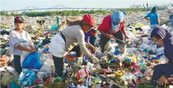  ??  ?? Several families depend on Umapad’s trash for their livelihood, but are being asked to move away, for their own safety and health.