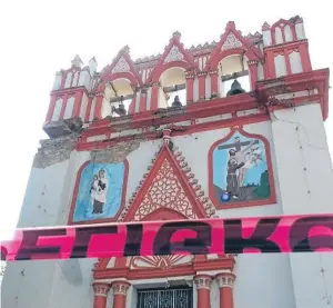  ??  ?? A church, above, and homes, right, are damaged in Chiapa de Corzo, Chiapas.