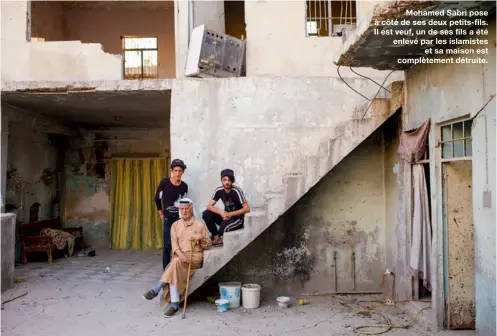  ??  ?? Mohamed Sabri pose à côté de ses deux petits-fils. Il est veuf, un de ses fils a été enlevé par les islamistes
et sa maison est complèteme­nt détruite.