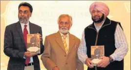  ?? SANJEEV SHARMA/HT ?? (From left) Author Khushwant Singh, Hay House Publishers India chief executive Ashok Chopra and Punjab Congress chief Capt Amarinder Singh at the launch of the former chief minister’s biography, ‘The People’s Maharaja’, in Chandigarh on Tuesday.