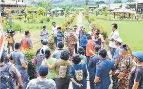  ??  ?? TAKLIMAT: Penduduk mendengar taklimat mengenai kaedah mencegah kebakaran.