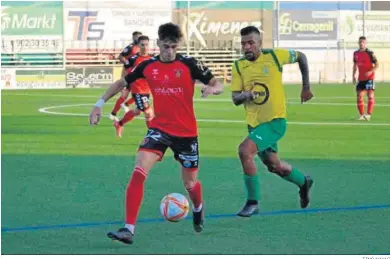  ?? TINO NAVAS ?? Pedro Morillo controla el balón, perseguido por un jugador de Los Barrios.