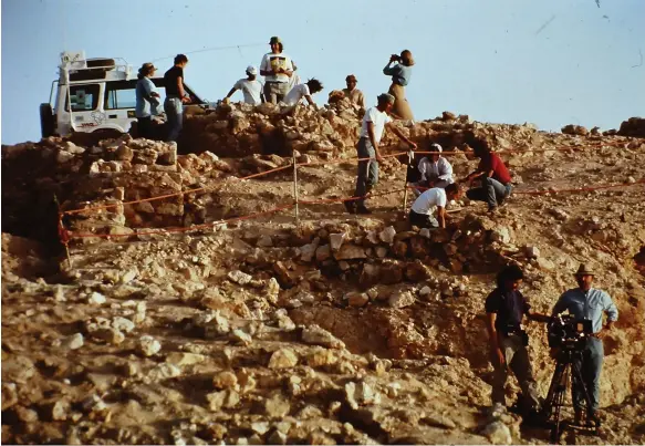  ?? AP ?? A team surveys the Shisur oasis ruins in Oman in the 1990s; top, British officer T E Lawrence planned to search for the city