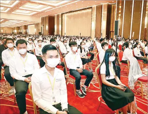  ?? AKP ?? High school students who earned an ‘A’ grade on their diploma exam meet with Prime Minister Hun Sen on May 3.