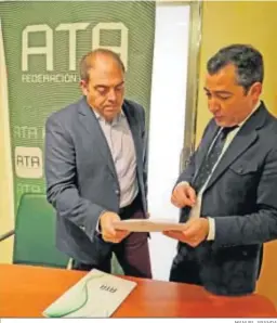  ?? MANUEL ARANDA ?? El presidente de ATA (i), en la sede de la federación de autónomos en Jerez.