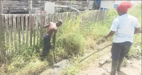  ?? (Dhanash Ramroop photo) ?? A city council worker cleaning one of the drains in River View yesterday after the floodwater receded