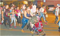  ??  ?? Migrantes con bebés caminan a lo largo de una carretera con la esperanza de llegar a Estados Unidos, al salir de San Pedro Sula, Honduras.