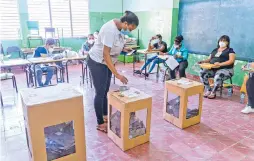  ?? EFE ?? Las aglomeraci­ones se dieron fuera de algunos puntos de votación de Santo Domingo, pero dentro todo transcurri­ó normal.