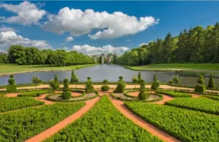  ??  ?? Le nouveau jardin à la française du château de Maintenon, réalisé par Patrick Pottier, dans l’esprit du plan établi par Le Nôtre, fameux créateur du parc royal de Versailles.