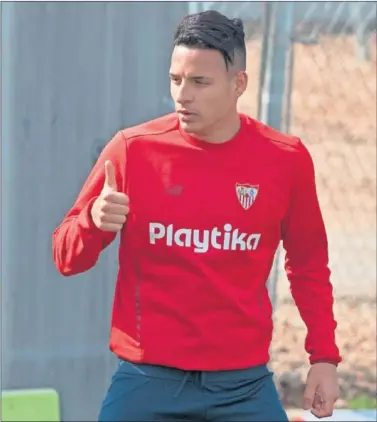  ??  ?? APUNTA AL VALENCIA. Arana ensayó ayer en el equipo de los presuntos titulares para el sábado.