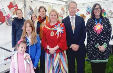  ?? ?? Deputy Lieutenant of Berkshire Willie Hartley Russell with Reading mayor Cllr Rachel Eden and members of jelly plus some young visitors who made their own badges