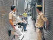  ?? RAVI CHOUDHARY/HT PHOTO ?? NIA officials during a raid in the Khari Baoli area of New Delhi on Saturday.