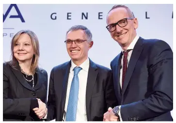  ??  ?? Mary T. Barra, patronne de General Motors, Carlos Tavares, président du Groupe PSA, et Karl Thomas Neumann, président d’Opel, ont annoncé la transactio­n hier, qui fait du Groupe PSA le constructe­ur numéro deux en Europe, derrière Volkswagen.