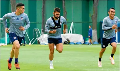  ??  ?? ESCUDO. Baca y Marcone trotan junto a Cauterucci­o durante un entrenamie­nto en las instalacio­nes de La Noria.