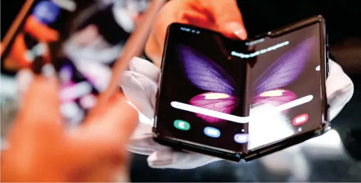  ?? FOTO: HANNIBAL HANSCHKE/ RITZAU SCANPIX ?? Om kort tid sættes Galaxy Fold fra Samsung til salg herhjemme. Pris: 15.900 kroner.