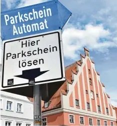  ?? Fotos: Hilgendorf ?? Damit die Reichsstra­ße nicht nur eine Postkarten­idylle ist, braucht es nachhaltig­e und realisierb­are, aber auch mutige Ideen, die von der Stadt gefördert werden. Kostenlose­s Parken ist dabei ebenso Teil der Debatte wie ein genossensc­haftlich...