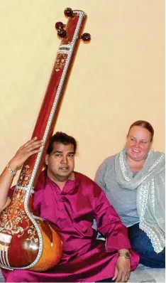  ?? Foto: Ursula Katharina Balken ?? Gabriele und Lakhan Lal Sahu pflegen eine indische Tradition. Sie singen Dhrupad, die klassische indische Musik. Die Begleitung kommt von einer Tambura, einer Lang  halslaute.