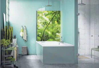  ?? FOTO: GLASSDOUCH­E/VDS/DPA ?? Die LED-Leuchtwand mit dem Motiv Jungleworl­d erzeugt im Badezimmer eine Stimmung wie im Regenwald.