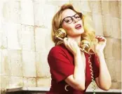  ??  ?? Kylie Minogue nell’immagine pubblicita­ria della sua collezione di occhiali, Specsavers, in vendita in Gran Bretagna, e con Guy Pearce (50) nel film Swinging Safari di Stephan Elliott (regista di Priscilla, la regina del deserto), uscito a gennaio in...