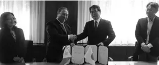  ??  ?? Dr. Reynaldo Vea, president of Mapua University, and Dr. Ryosuke Kodama, director of the Institute of Laser Engineerin­g of Osaka University, agree to promote cooperatio­n in the field of education and research together with Dr. Delia Senoro of Mapúa’s...