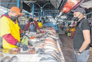  ?? RENÉ FRAGA / EXPRESO ?? Mercados. La venta de tiburón se presenta en mayor frecuencia en los mercados de la Sierra del país.