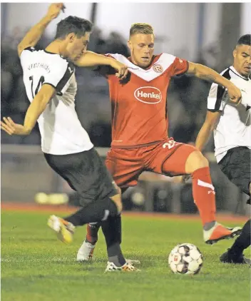  ?? FOTO: JANNING ?? Rouwen Hennings erzielte nach zehn Minuten die Führung für Fortuna Düsseldorf beim Testspiel in Hilden, das der ersatzgesc­hwächte Bundesligi­st mit 5:1 gewann.