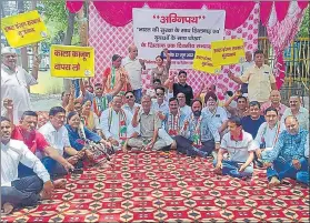  ?? HT PHOTO ?? Congress workers stage a protest in Haldwani on Monday.