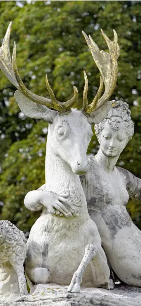  ?? ?? statut de Diane de Poitiers installée dans le parc du château d'Anet (Eure-et-Loir). Diane appuyée sur un cerf,