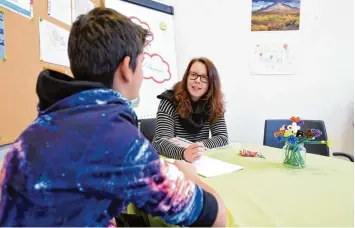  ?? Foto: Marcus Merk ?? Carola Burger vom Frère Roger Kinderzent­rum unterstütz­t die Schulen in Dinkelsche­rben bei der Jugendarbe­it.