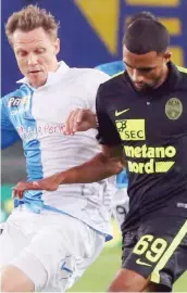  ?? ANSA ?? Un duello tra Frey (31) del Chievo e Souprayen (26) del Verona