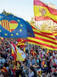  ??  ?? «Noi, un milione» Gli unionisti con le bandiere europee e spagnole ieri in piazza a Barcellona (Getty)