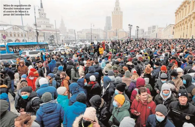  ??  ?? Miles de seguidores de Navalni tomaron ayer el centro de Moscú a pesar del intenso frío