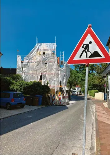  ?? Foto: Eva Weizenegge­r ?? Das denkmalges­chützte Haus in der Herzog-Wilhelm-Straße in Mering ist seit fünf Jahren eine Baustelle. Jetzt soll es fachgerech­t saniert werden.