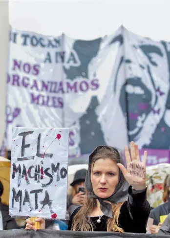  ?? MARIO QUINTEROS ?? Alerta permanente. Una multitud se prepara para seguir debatiendo en Chaco, en el mes de octubre.