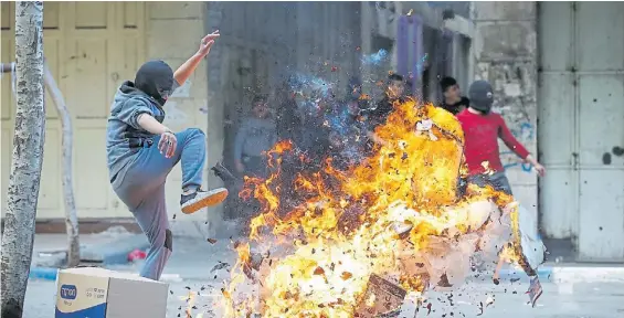  ?? AFP ?? Reacción. Grupos de jóvenes palestinos protestan contra el plan de paz de Estados Unidos en la ciudad de Hebrón, en Cisjordani­a ocupada.